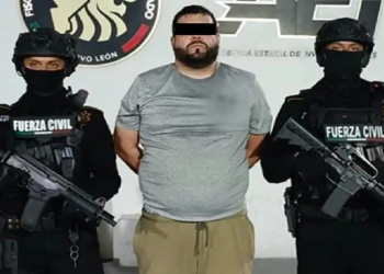 Oficiales presentan a detenido vinculado al narco en Monterrey