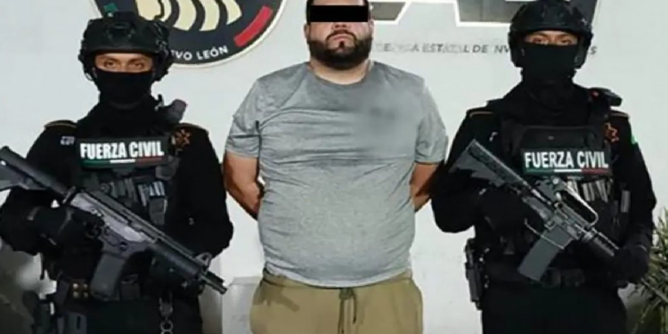 Oficiales presentan a detenido vinculado al narco en Monterrey