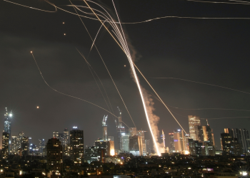 Ataque iraní en Israel con misiles impactando zona urbana