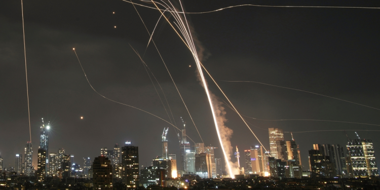 Ataque iraní en Israel con misiles impactando zona urbana