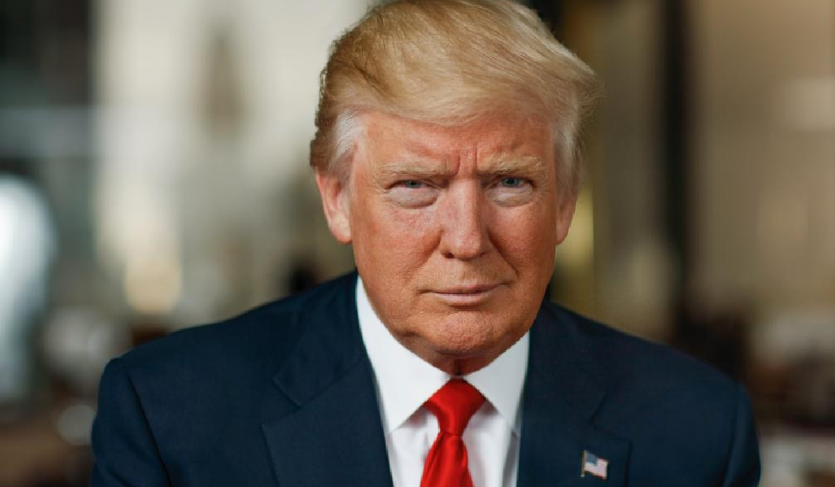 Donald Trump hablando y amenazando a Irán en un mitin