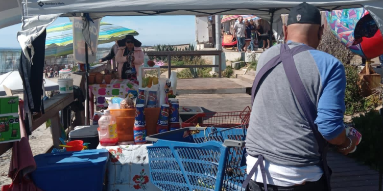 Puesto callejero de alcohol en Playa del Carmen en zona turística