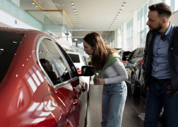 Personas revisando un auto usado antes de comprarlo en Cancún