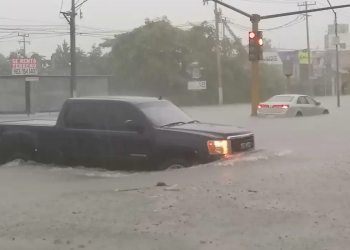 calles inundadas con vehículos semi sumergidos