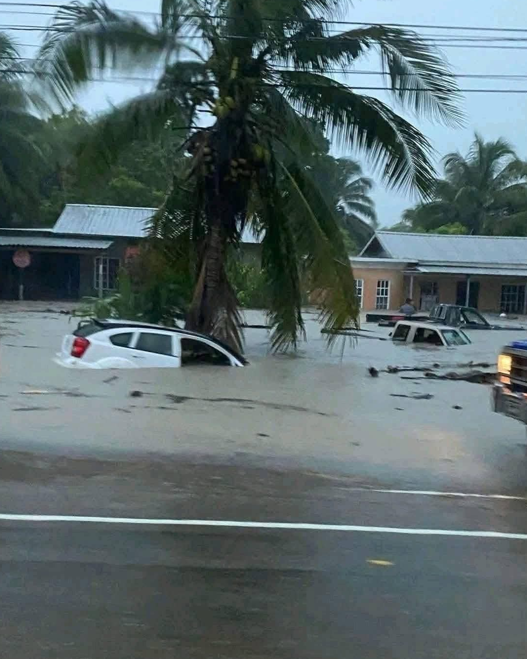 inundación en estacionamiento con coches anegados