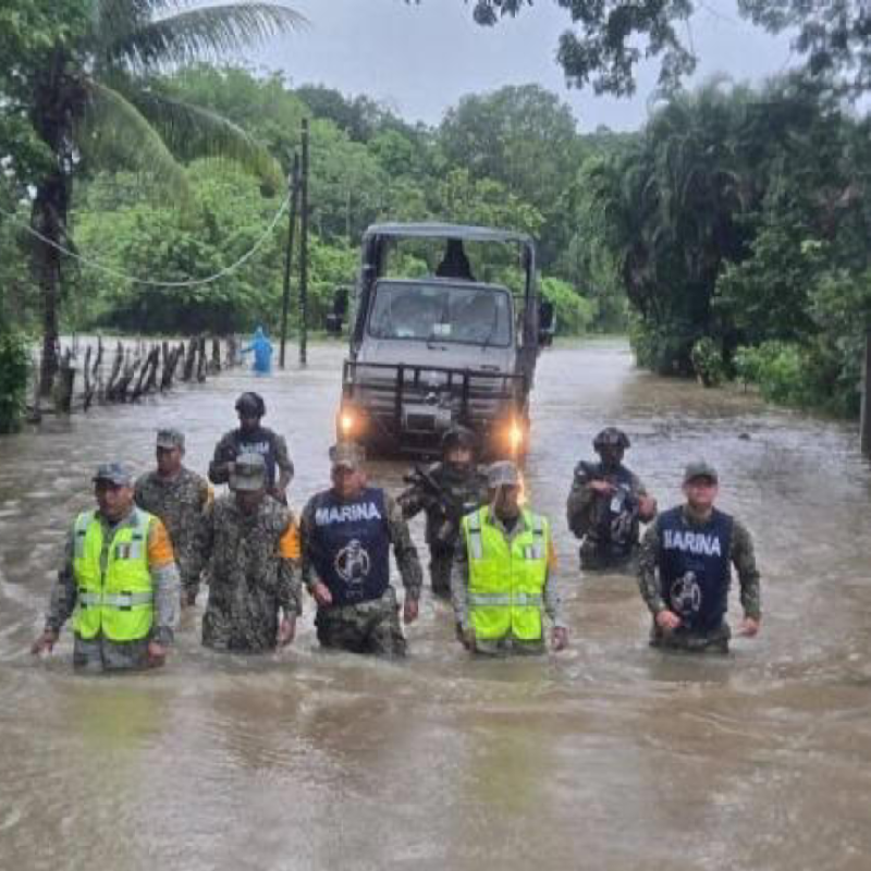 elementos de la Marina y Protección Civil auxiliando a damnificados