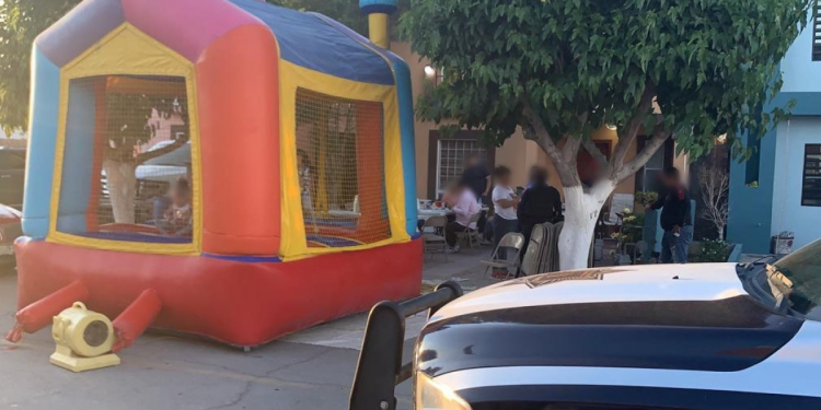 pequeña fiesta vecinal al aire libre
