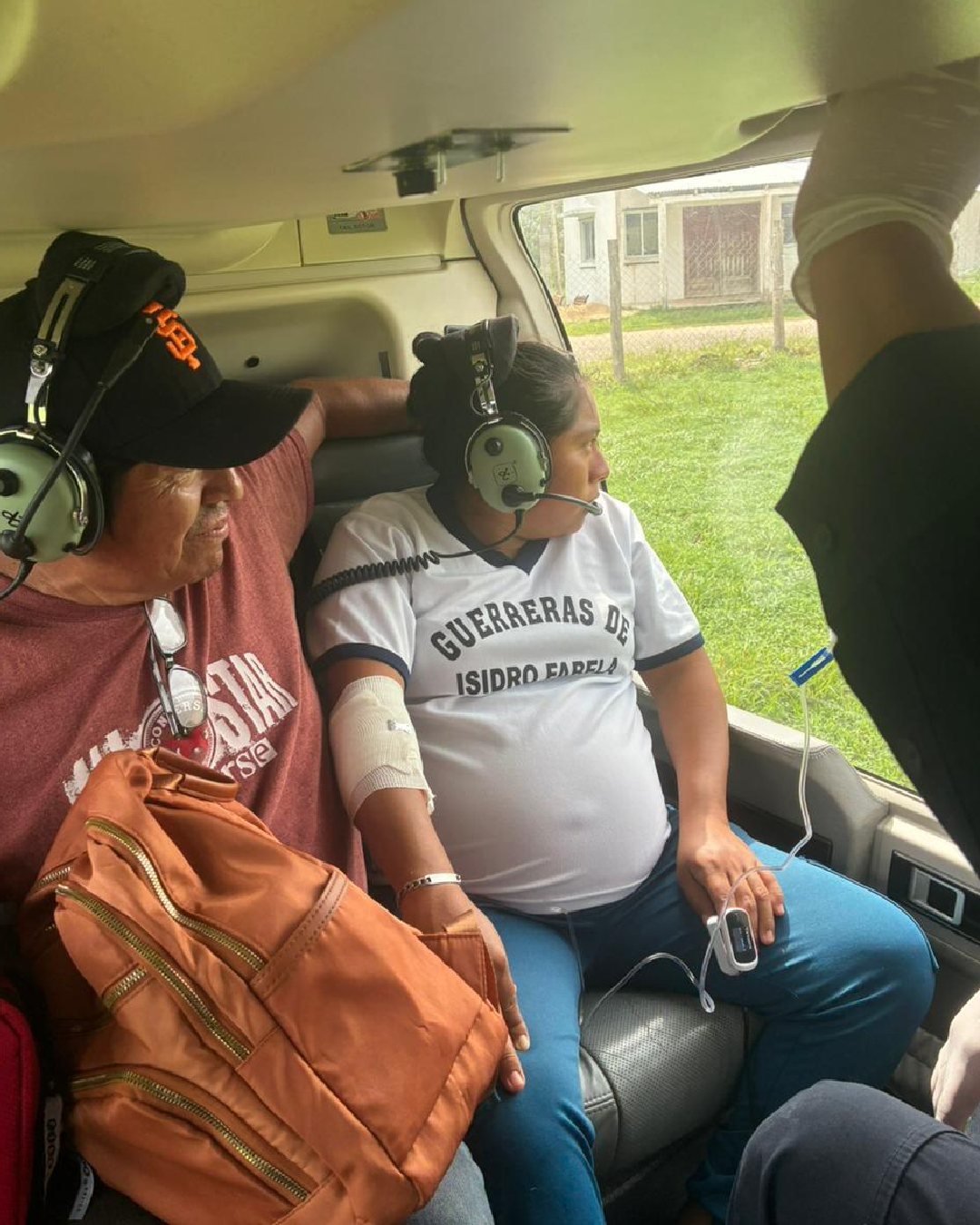mujer embarazada sentada y estable dentro de helicóptero