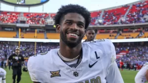 Shedeur Sanders sonríe en el campo con uniforme de Colorado Buffaloes