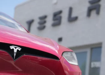 Tesla cae 14% en bolsa por conflicto entre Musk y Trump
