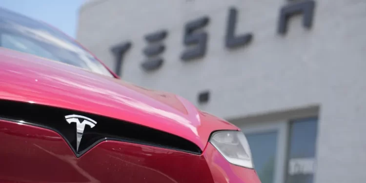 Tesla cae 14% en bolsa por conflicto entre Musk y Trump