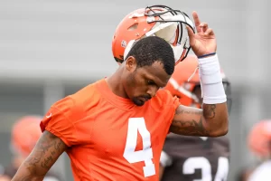 Deshaun Watson se quita el casco en gesto reflexivo durante práctica de los Browns