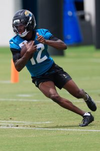 Travis Hunter entrenando con el uniforme de los Jacksonville Jaguars.