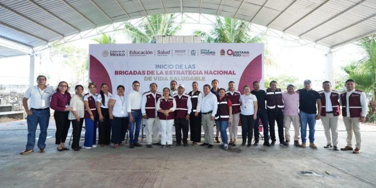 x"Funcionarios y brigadistas en evento de brigadas de salud en Quintana Roo 2025"