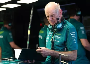 Adrian Newey junto al logo de Aston Martin F1