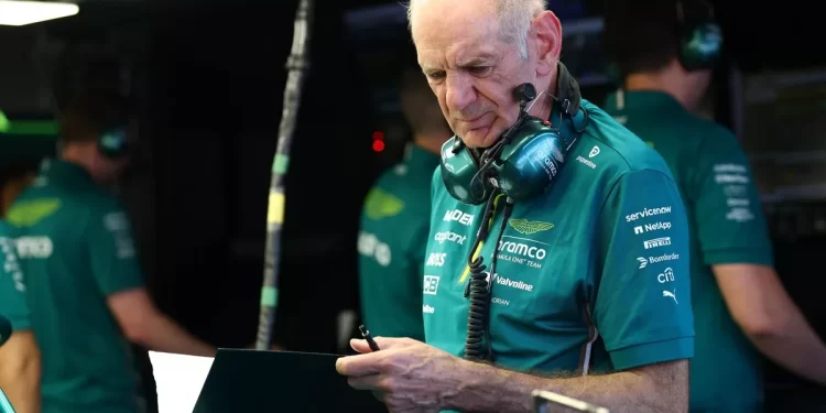 Adrian Newey junto al logo de Aston Martin F1