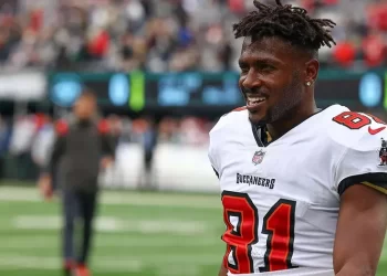 Antonio Brown con uniforme de los Buccaneers en el campo