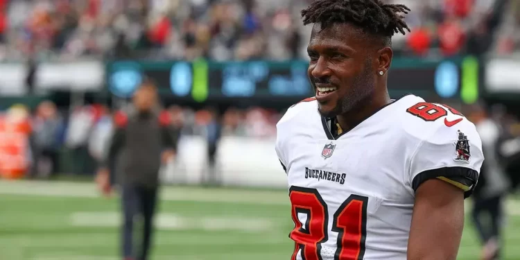 Antonio Brown con uniforme de los Buccaneers en el campo