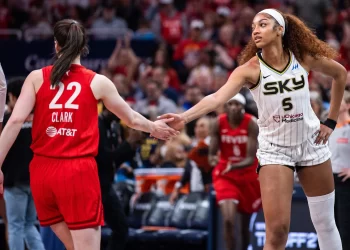 Caitlin Clark y Angel Reese se dan la mano durante un partido de baloncesto