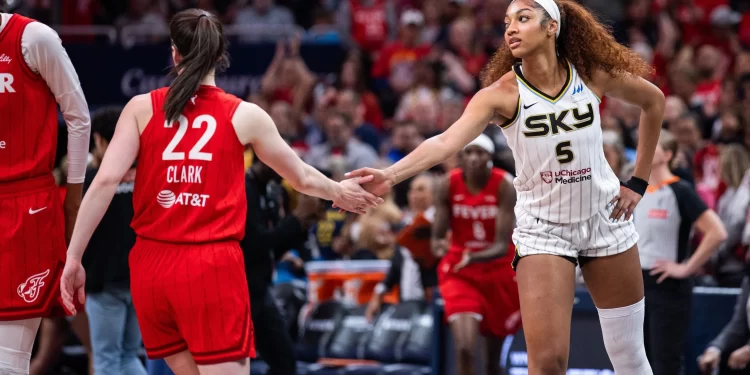 Caitlin Clark y Angel Reese se dan la mano durante un partido de baloncesto