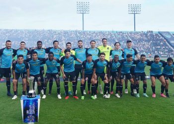 Jugadores del equipo Cancún FC 2025 posan juntos en el campo antes de un partido oficial.