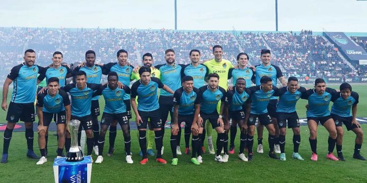 Jugadores del equipo Cancún FC 2025 posan juntos en el campo antes de un partido oficial.