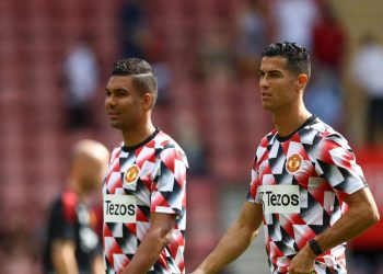 Casemiro y Cristiano Ronaldo realizan ejercicios de calentamiento juntos antes del partido