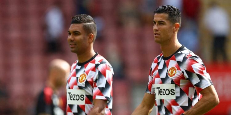 Casemiro y Cristiano Ronaldo realizan ejercicios de calentamiento juntos antes del partido