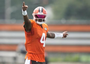 Deshaun Watson señala durante entrenamiento con los Cleveland Browns