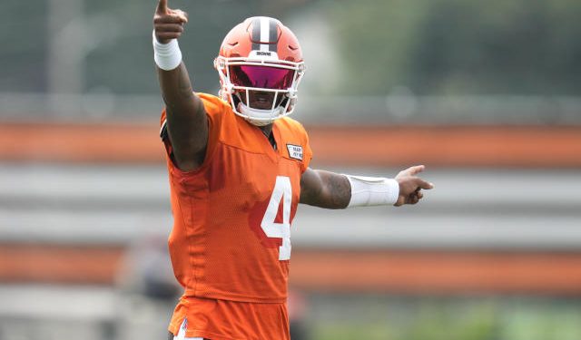 Deshaun Watson señala durante entrenamiento con los Cleveland Browns