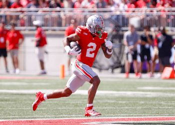 Jugador de Ohio State corriendo con el balón durante un partido colegial