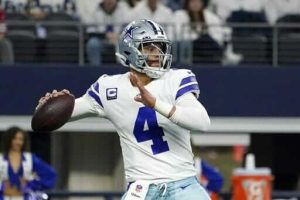Dak Prescott lanzando el balón durante un partido con los Dallas Cowboys