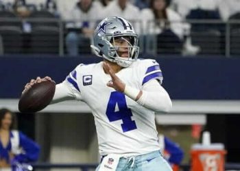 Dak Prescott lanzando el balón durante un partido con los Dallas Cowboys