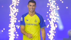: Cristiano Ronaldo en su presentación oficial con el uniforme de Al-Nassr.