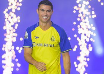 : Cristiano Ronaldo en su presentación oficial con el uniforme de Al-Nassr.