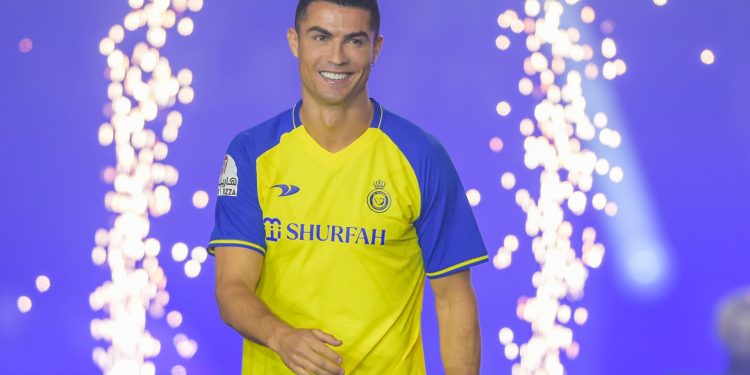 : Cristiano Ronaldo en su presentación oficial con el uniforme de Al-Nassr.