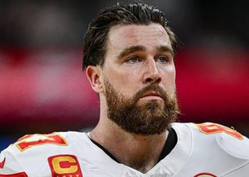 Travis Kelce con uniforme de los Chiefs durante un partido