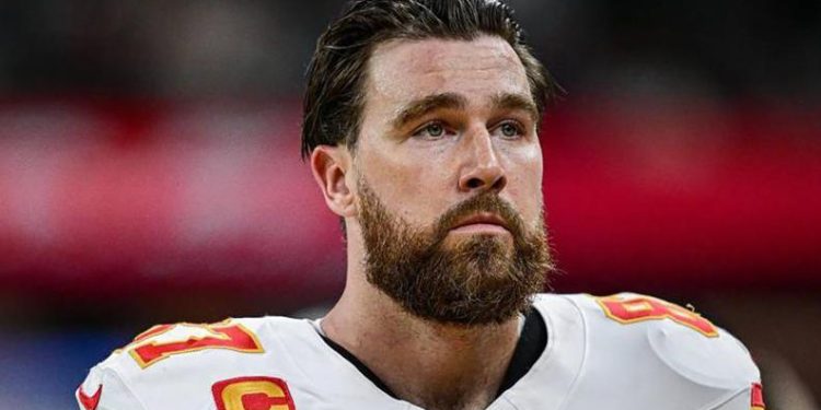 Travis Kelce con uniforme de los Chiefs durante un partido