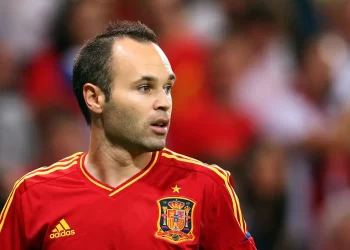 Andrés Iniesta con el uniforme de la selección de España durante un partido