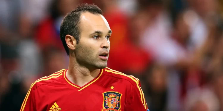 Andrés Iniesta con el uniforme de la selección de España durante un partido