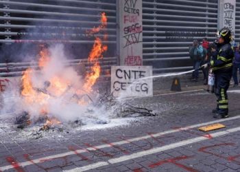 Grupo de la CNTE incendia instalaciones del SNTE; vandalizan el lugar con marros y fuego