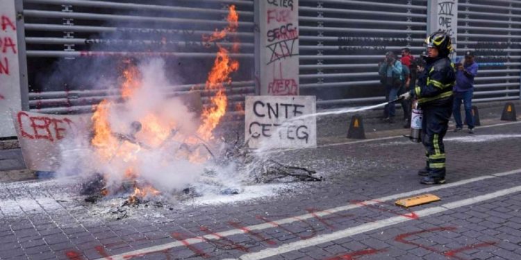 Grupo de la CNTE incendia instalaciones del SNTE; vandalizan el lugar con marros y fuego