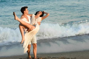  Pareja en actitud romántica caminando por la playa de Cancún