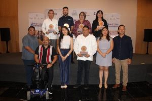 Representantes de organizaciones sociales premiados en un foro de inclusión 2025.