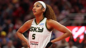 Angel Reese parada en la cancha durante un partido de baloncesto con uniforme oficial