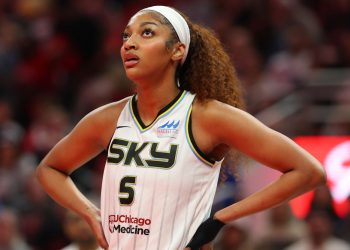 Angel Reese parada en la cancha durante un partido de baloncesto con uniforme oficial
