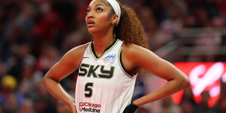 Angel Reese parada en la cancha durante un partido de baloncesto con uniforme oficial