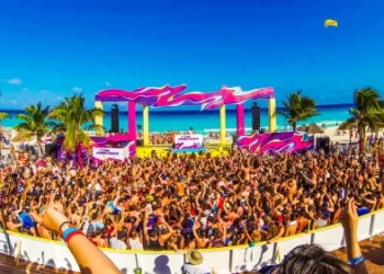 Fiesta masiva en la playa durante Semana Santa en Cancún 2025