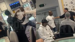 Dos tomas del momento en que Adrian Peterson discute con un jugador antes de ser separado