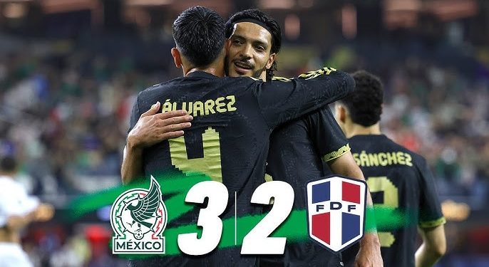 Jugadores de la selección mexicana celebran un gol